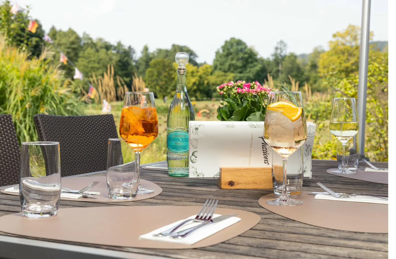 Mediterrane Küche Bad Homburg — Gericht mit Garnelen und frischen Kräutern im Passions Restaurant