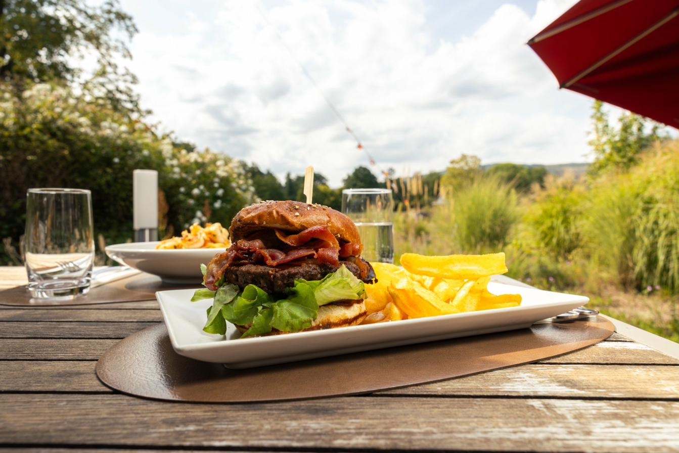 Bad Homburg Ausflug von Frankfurt — Abendstimmung auf der Terrasse am Taunus