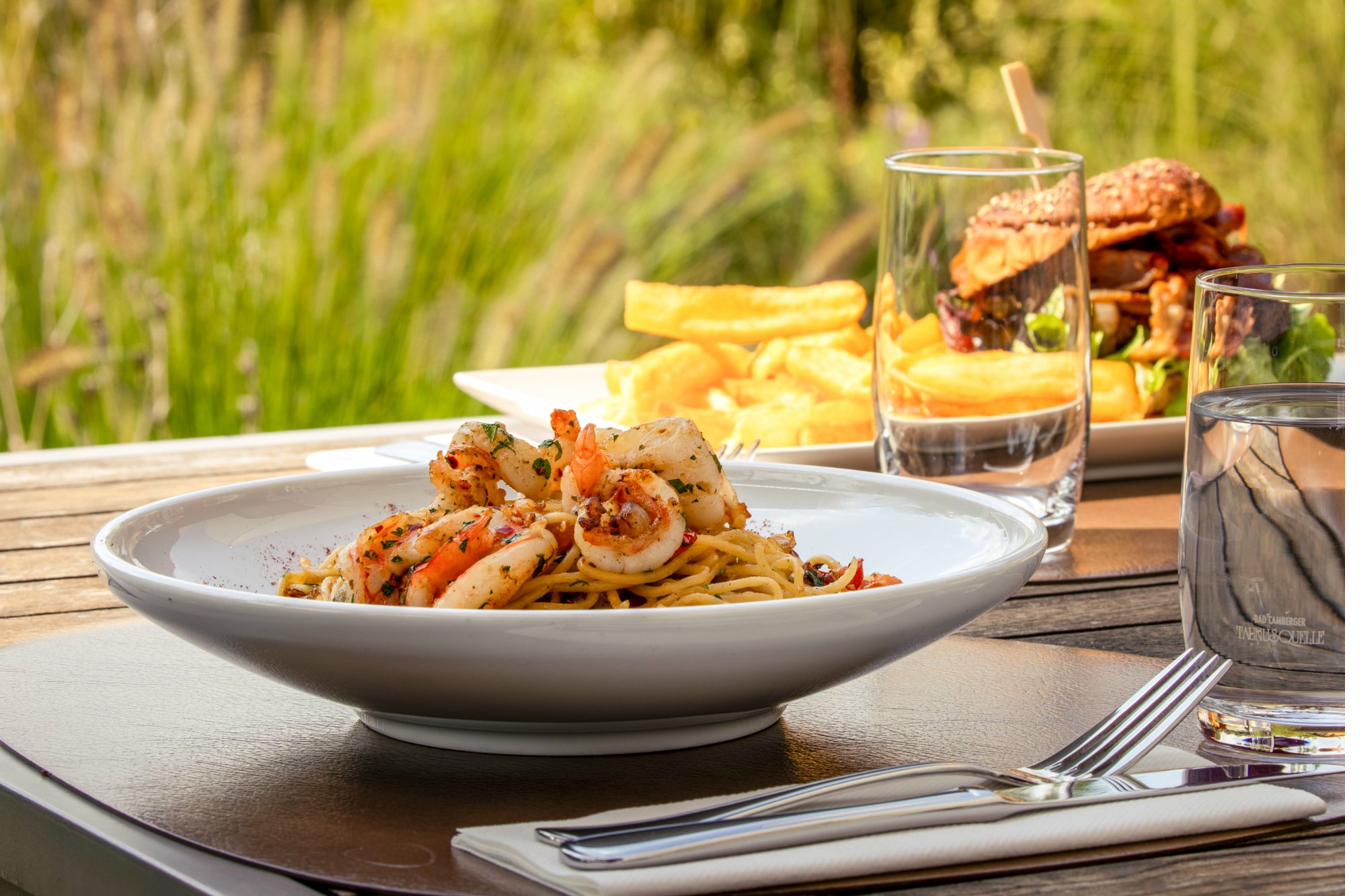 Restaurant Frankfurt Umgebung — Sonnenuntergang auf der Panoramaterrasse am Golfplatz in Bad Homburg